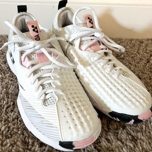 Yonex tennis shoes. Excellent condition.